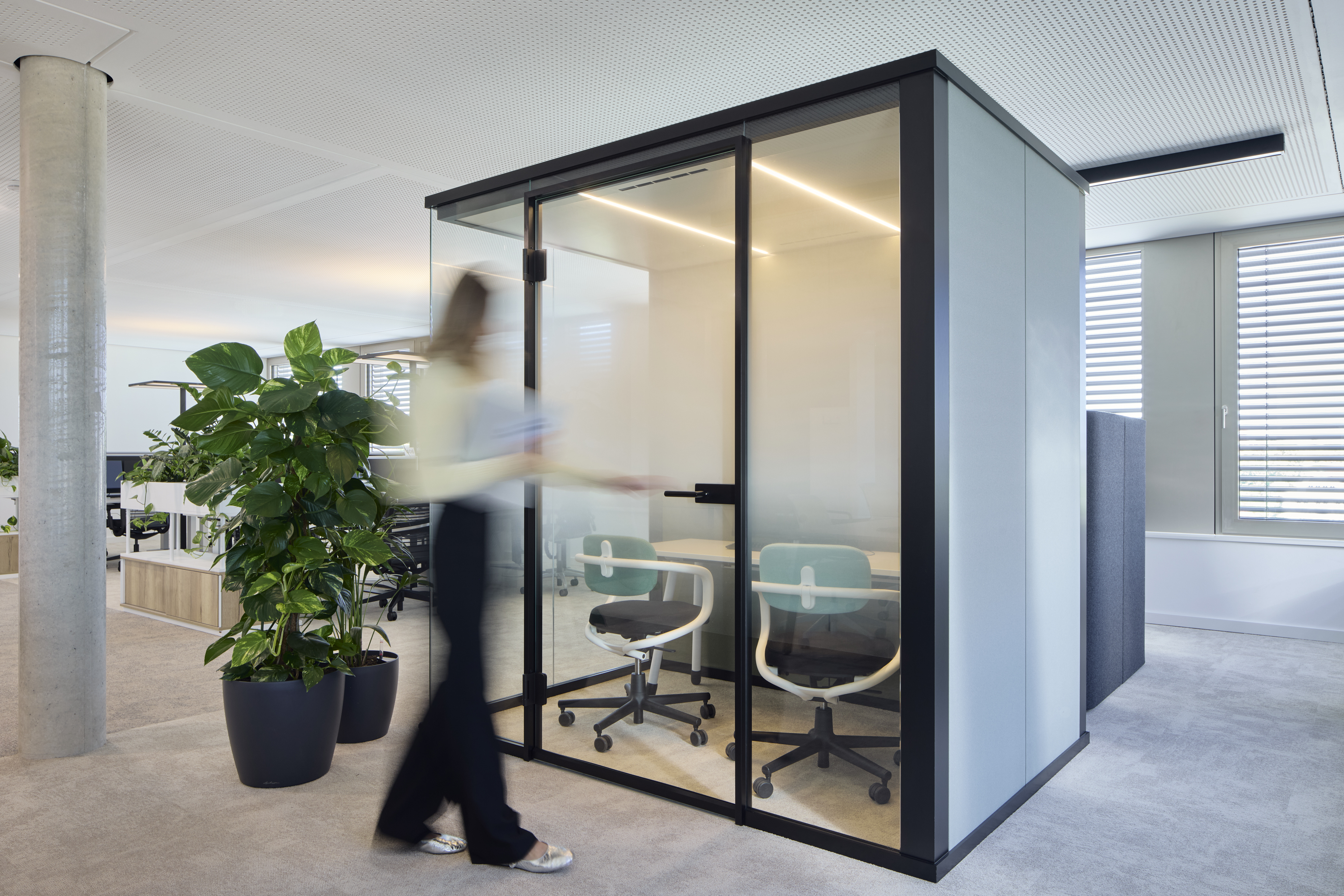 Akustikbox in einer offenen Arbeitslandschaft